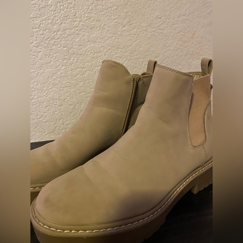 Women’s Tan Chelsea Boots
